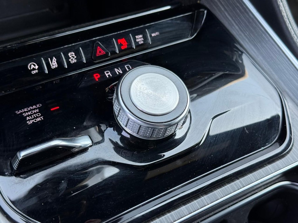 Jeep Wagoneer L Vehicle Full-screen Gallery Image 21