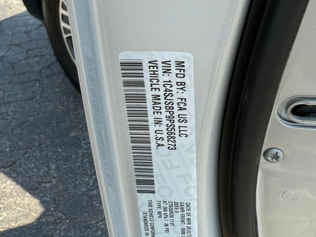 Jeep Wagoneer L Vehicle Full-screen Gallery Image 24