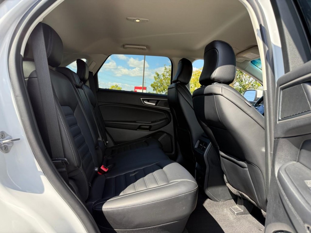 Ford Edge Vehicle Full-screen Gallery Image 12