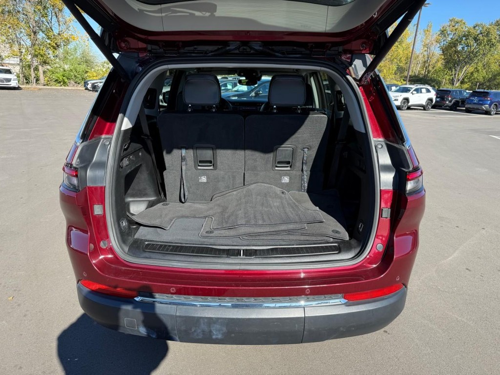 Jeep Grand Cherokee L Vehicle Full-screen Gallery Image 06