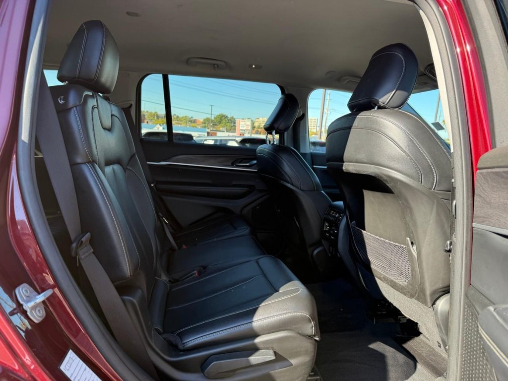 Jeep Grand Cherokee L Vehicle Full-screen Gallery Image 10