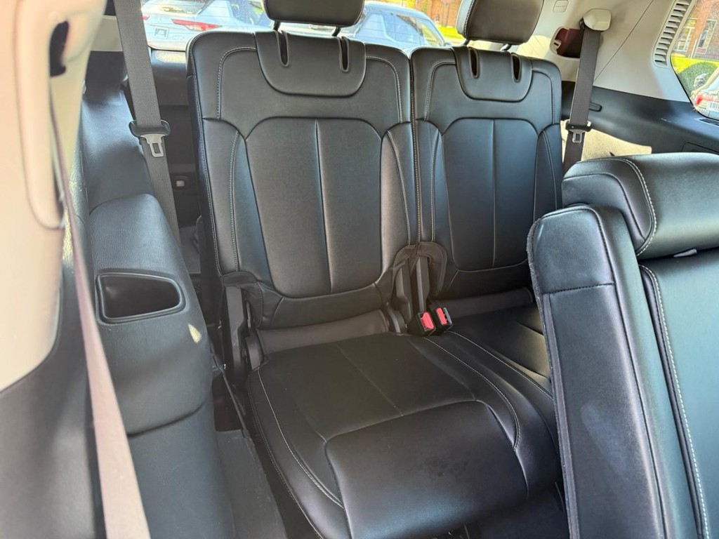 Jeep Grand Cherokee L Vehicle Full-screen Gallery Image 11