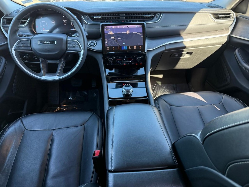 Jeep Grand Cherokee L Vehicle Full-screen Gallery Image 12