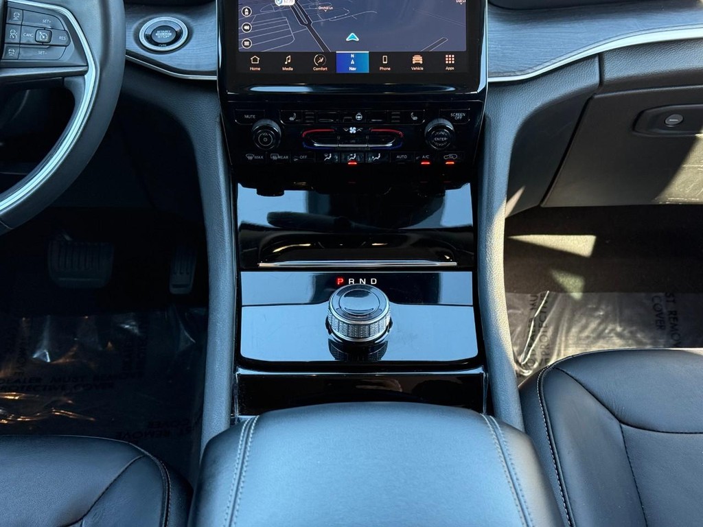 Jeep Grand Cherokee L Vehicle Full-screen Gallery Image 16