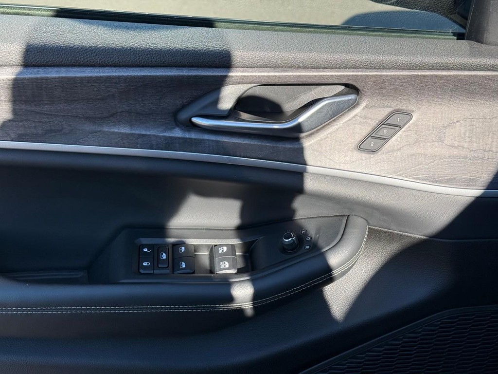 Jeep Grand Cherokee L Vehicle Full-screen Gallery Image 17