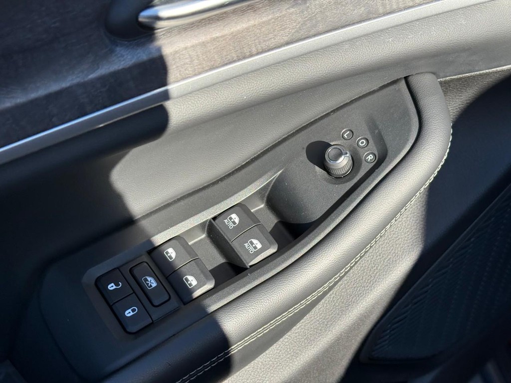 Jeep Grand Cherokee L Vehicle Full-screen Gallery Image 18