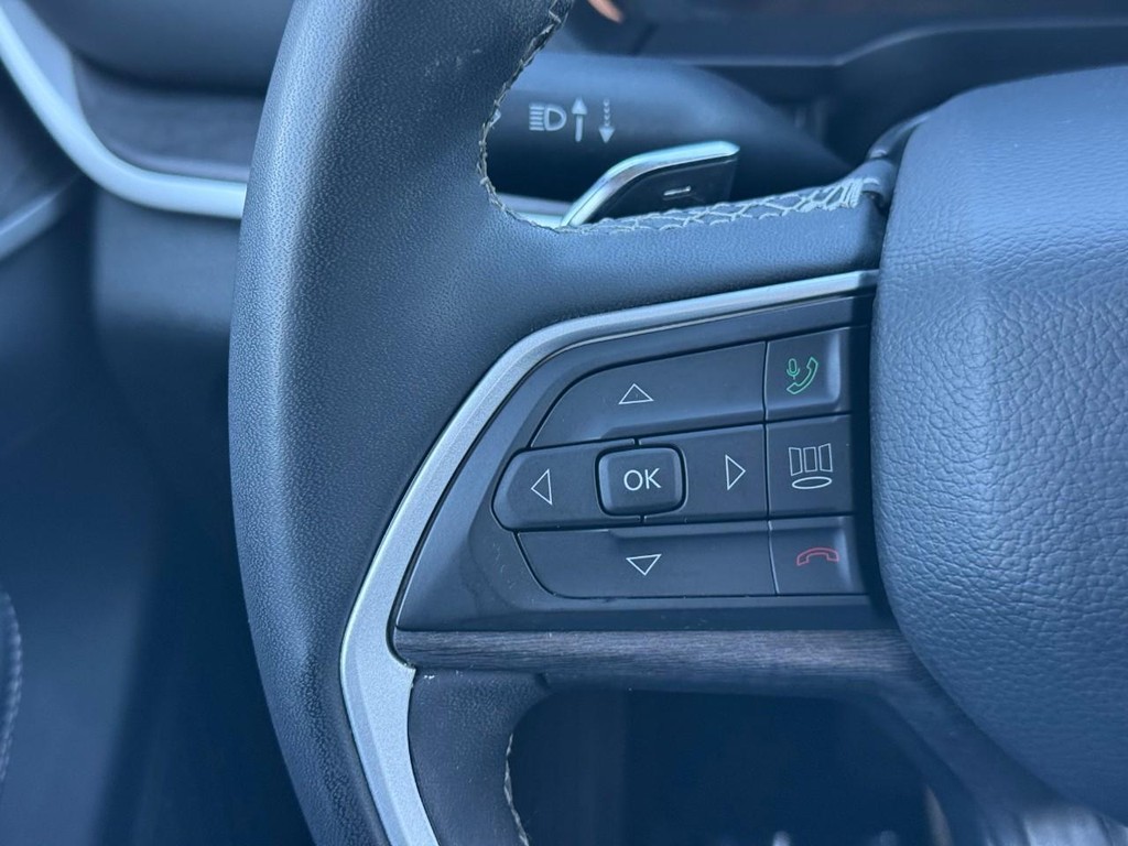 Jeep Grand Cherokee L Vehicle Full-screen Gallery Image 21