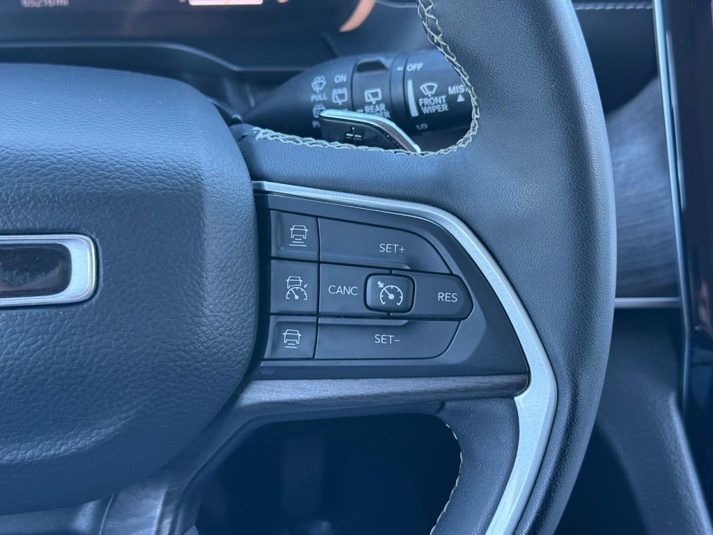 Jeep Grand Cherokee L Vehicle Full-screen Gallery Image 22