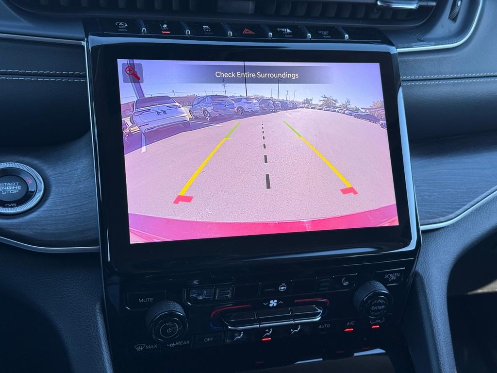 Jeep Grand Cherokee L Vehicle Full-screen Gallery Image 24