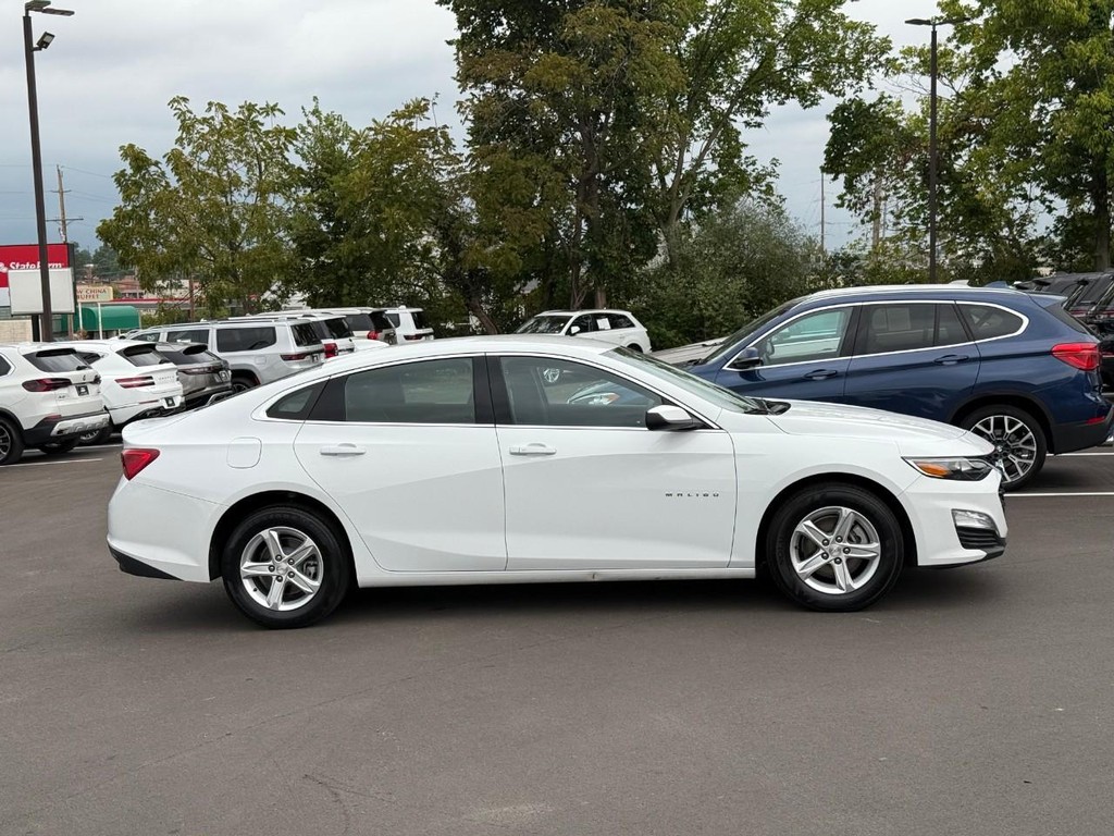 Chevrolet Malibu Vehicle Full-screen Gallery Image 02