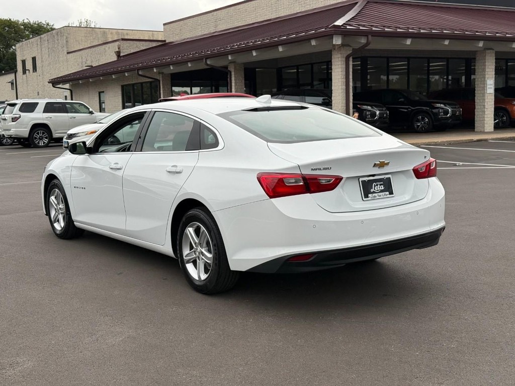 Chevrolet Malibu Vehicle Full-screen Gallery Image 04