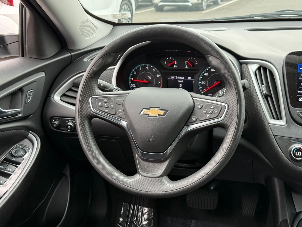 Chevrolet Malibu Vehicle Full-screen Gallery Image 08