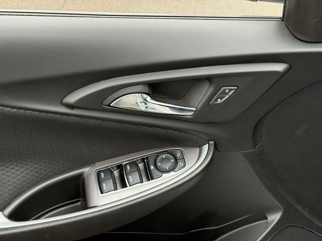 Chevrolet Malibu Vehicle Full-screen Gallery Image 11