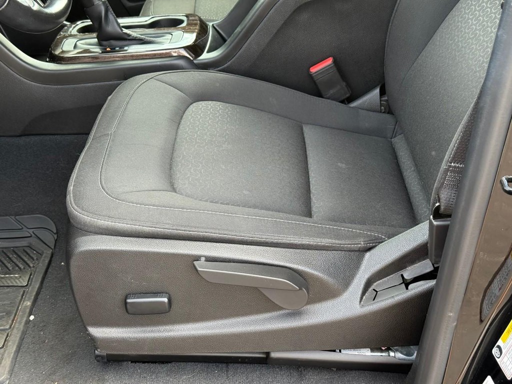 GMC Canyon Vehicle Full-screen Gallery Image 17