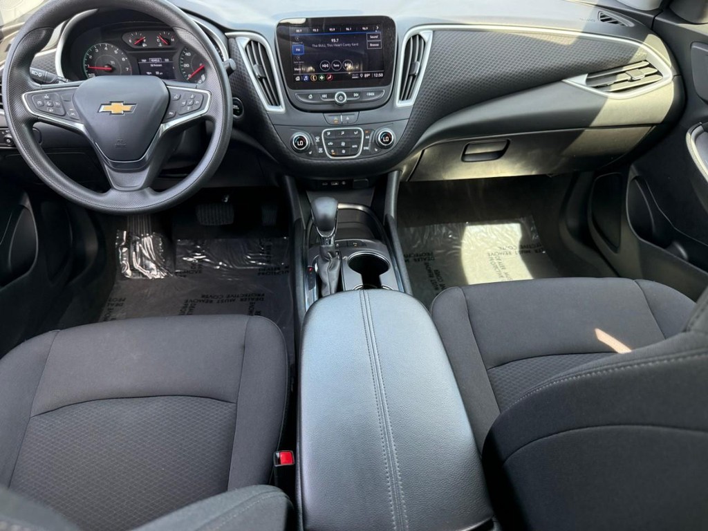 Chevrolet Malibu Vehicle Full-screen Gallery Image 11