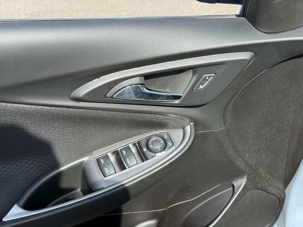 Chevrolet Malibu Vehicle Full-screen Gallery Image 15