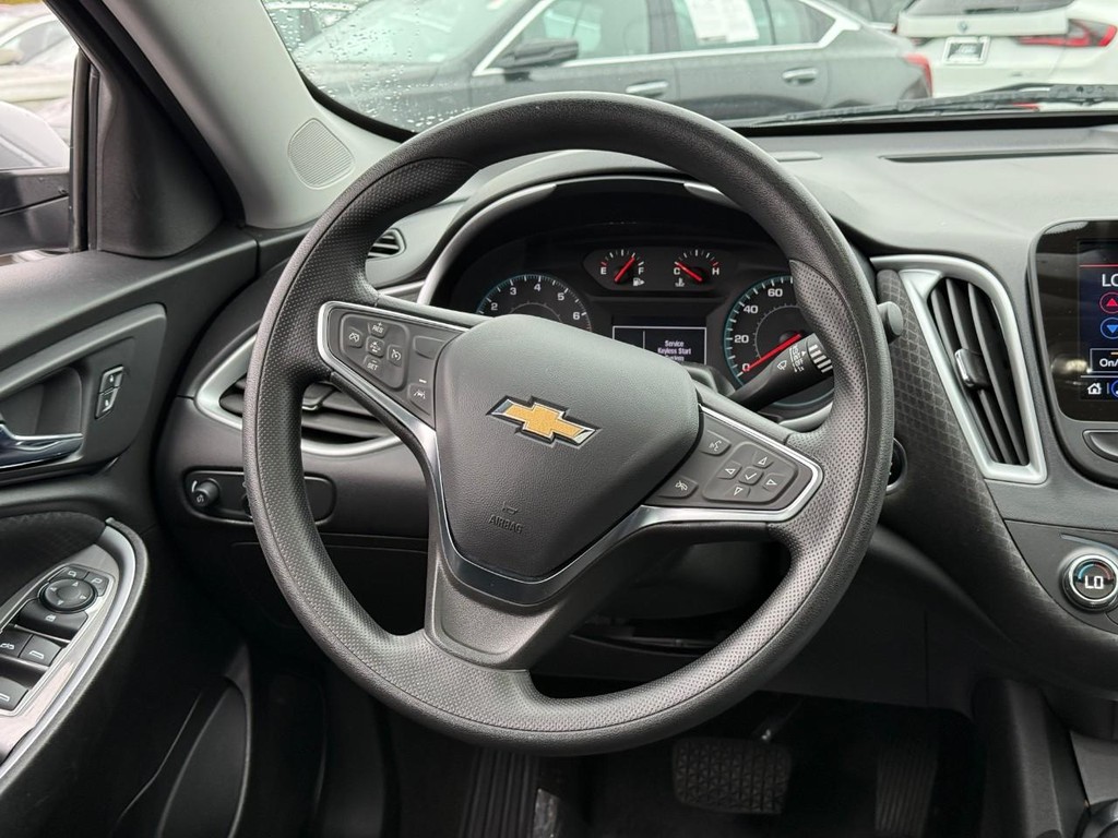 Chevrolet Malibu Vehicle Full-screen Gallery Image 12