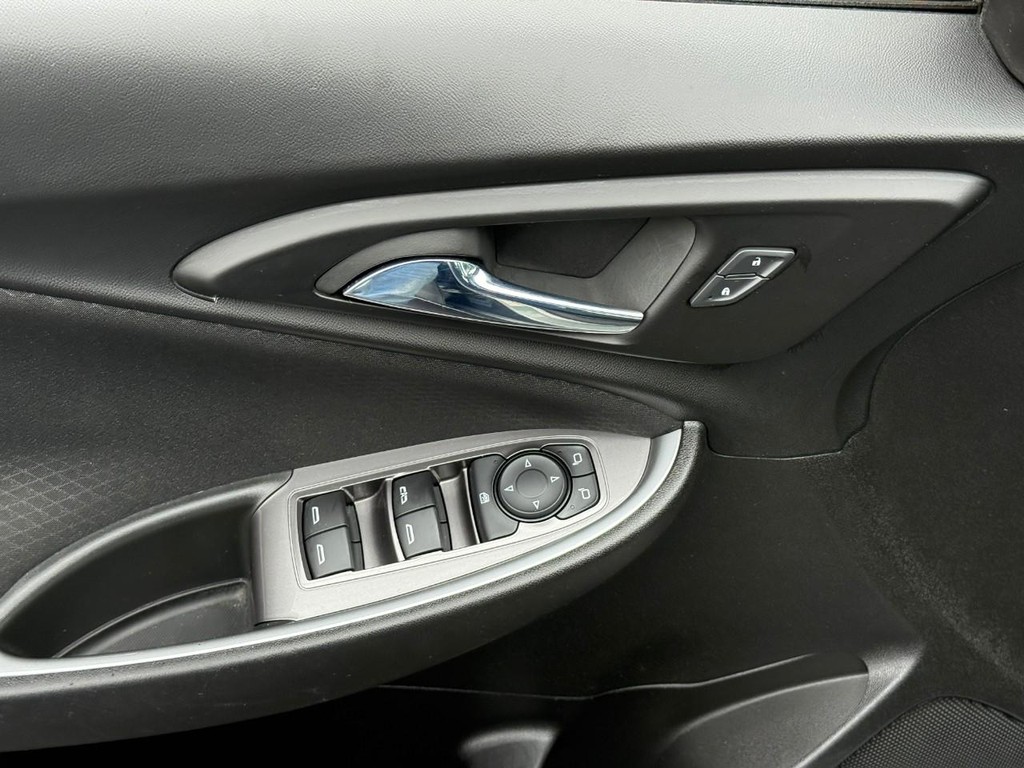 Chevrolet Malibu Vehicle Full-screen Gallery Image 15