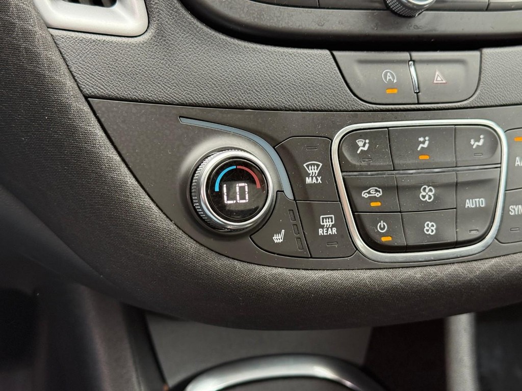 Chevrolet Malibu Vehicle Full-screen Gallery Image 22