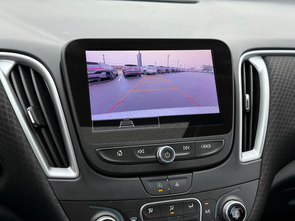 Chevrolet Malibu Vehicle Full-screen Gallery Image 23