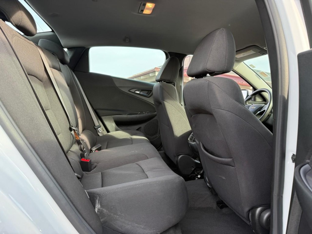 Chevrolet Malibu Vehicle Full-screen Gallery Image 11