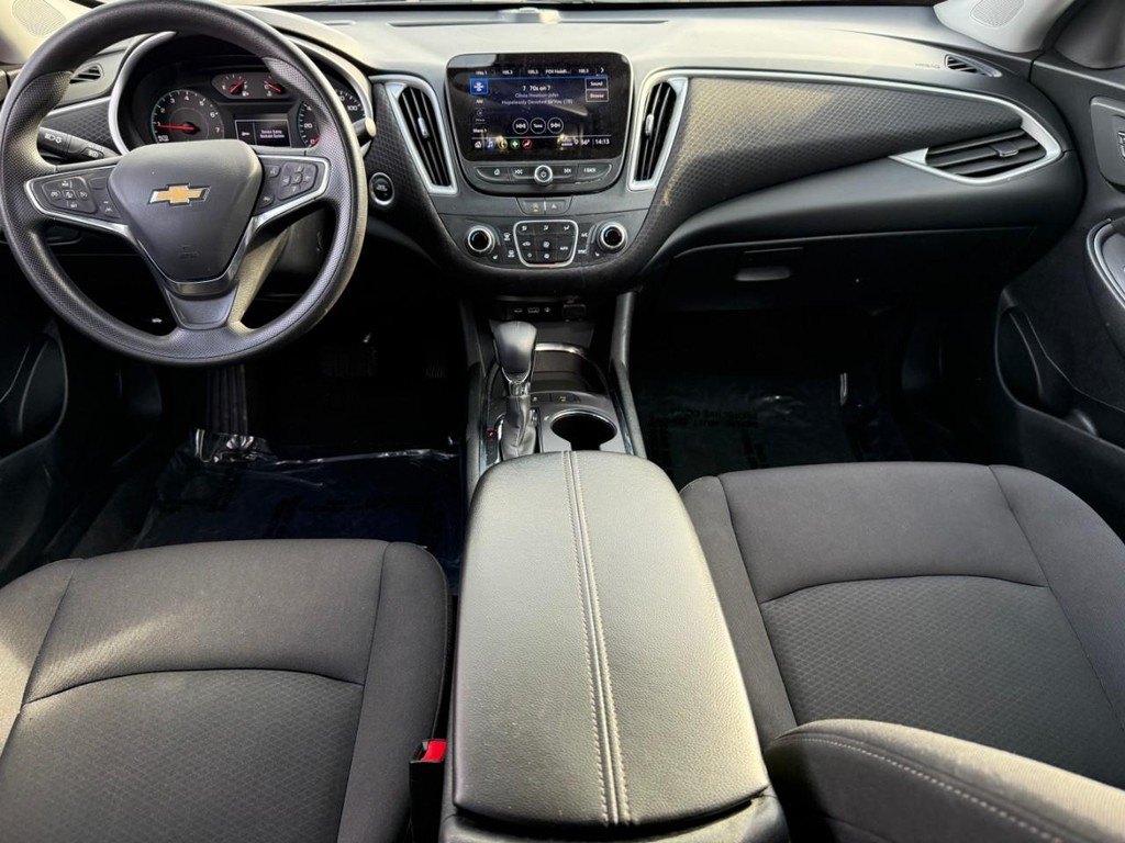 Chevrolet Malibu Vehicle Full-screen Gallery Image 12