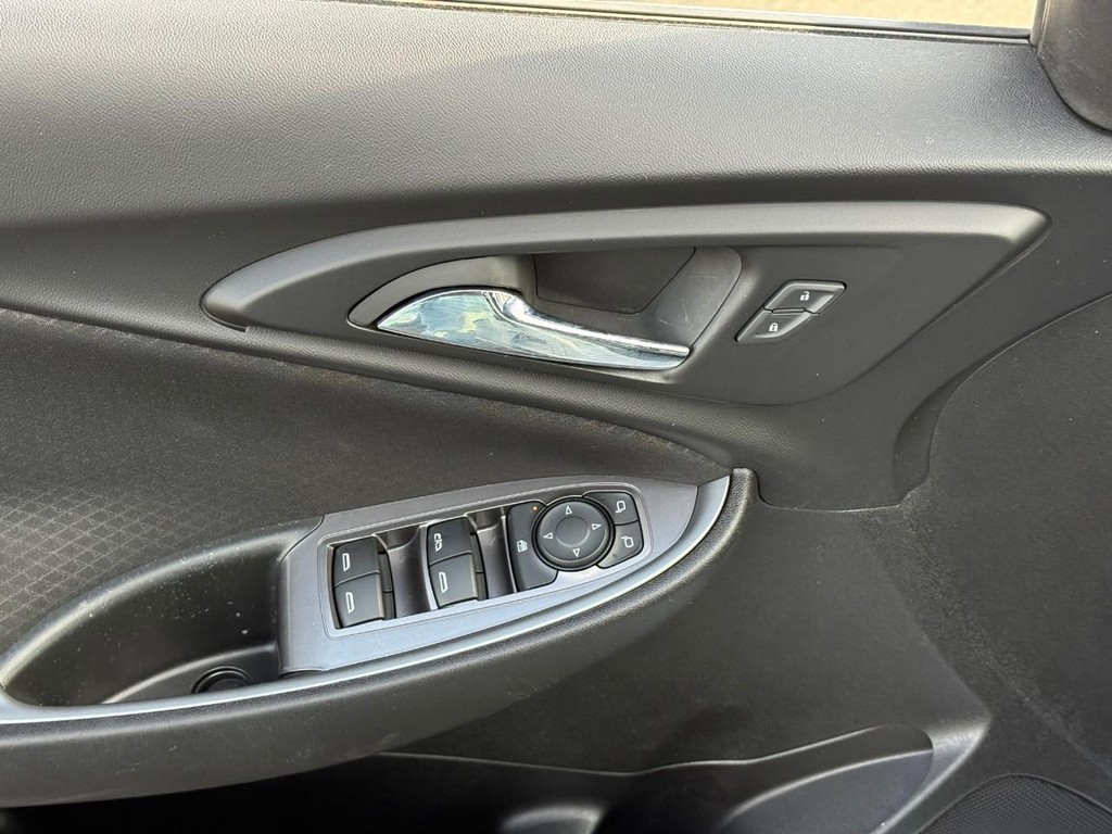 Chevrolet Malibu Vehicle Full-screen Gallery Image 16