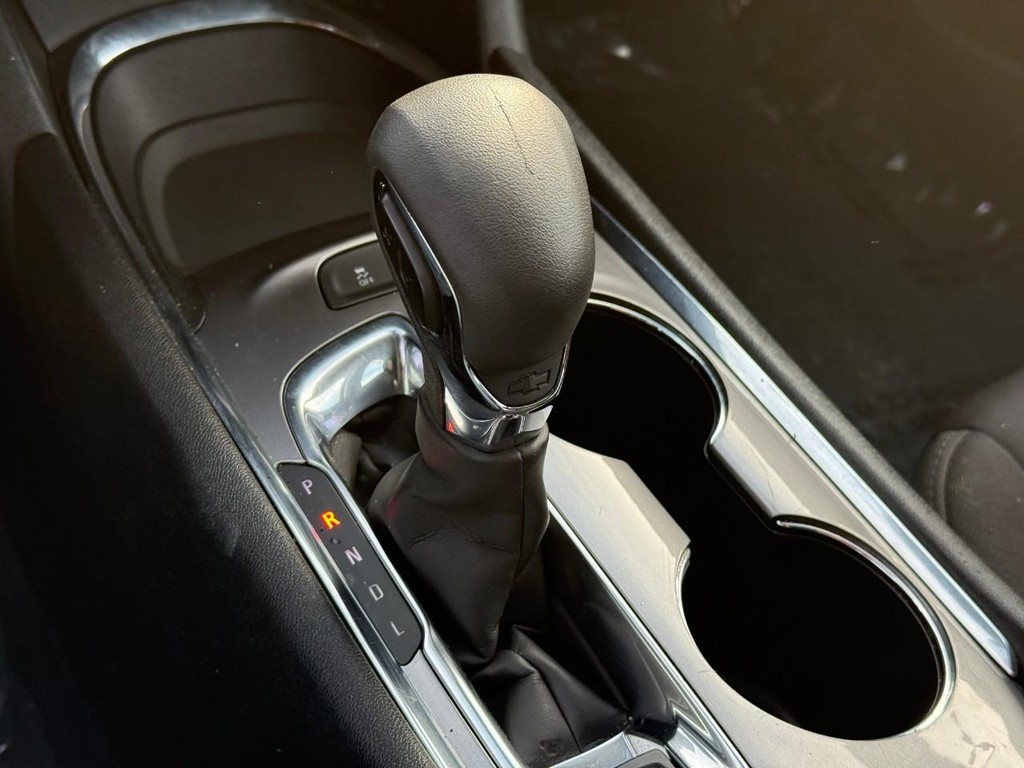 Chevrolet Malibu Vehicle Full-screen Gallery Image 24