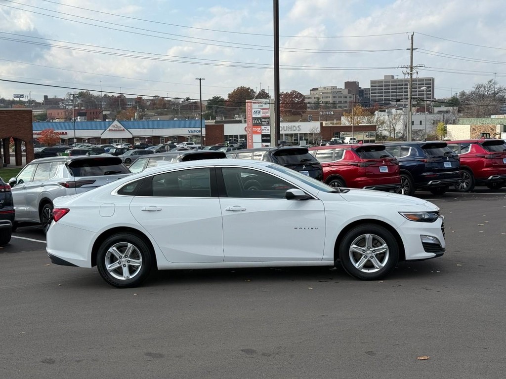 Chevrolet Malibu Vehicle Full-screen Gallery Image 02