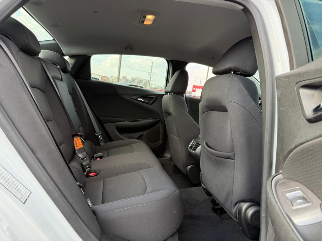 Chevrolet Malibu Vehicle Full-screen Gallery Image 10