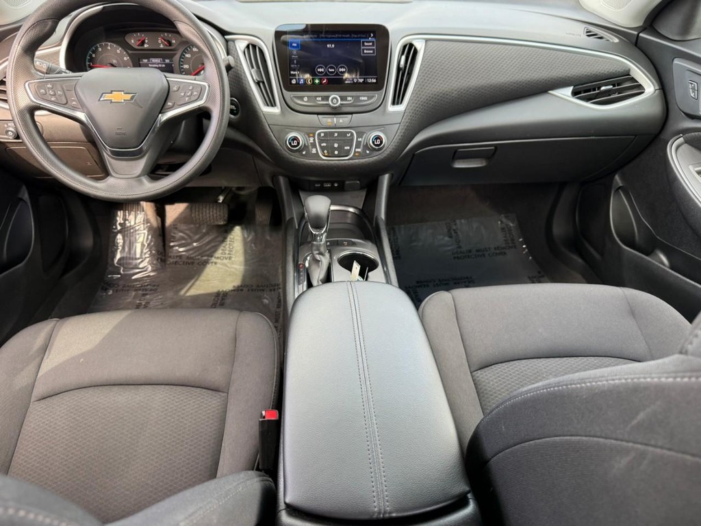 Chevrolet Malibu Vehicle Full-screen Gallery Image 11