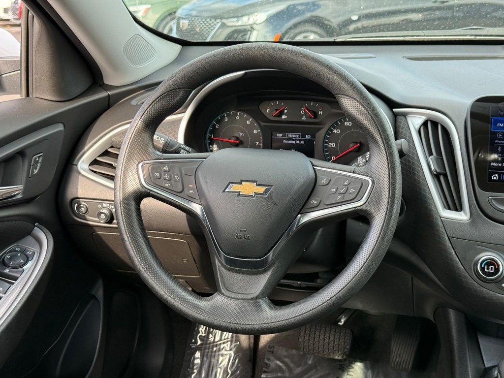 Chevrolet Malibu Vehicle Full-screen Gallery Image 12