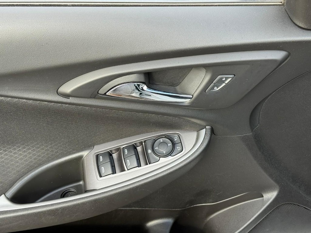 Chevrolet Malibu Vehicle Full-screen Gallery Image 15