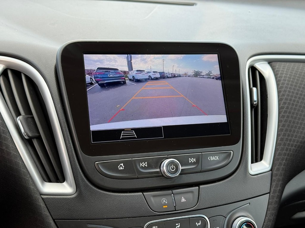 Chevrolet Malibu Vehicle Full-screen Gallery Image 22