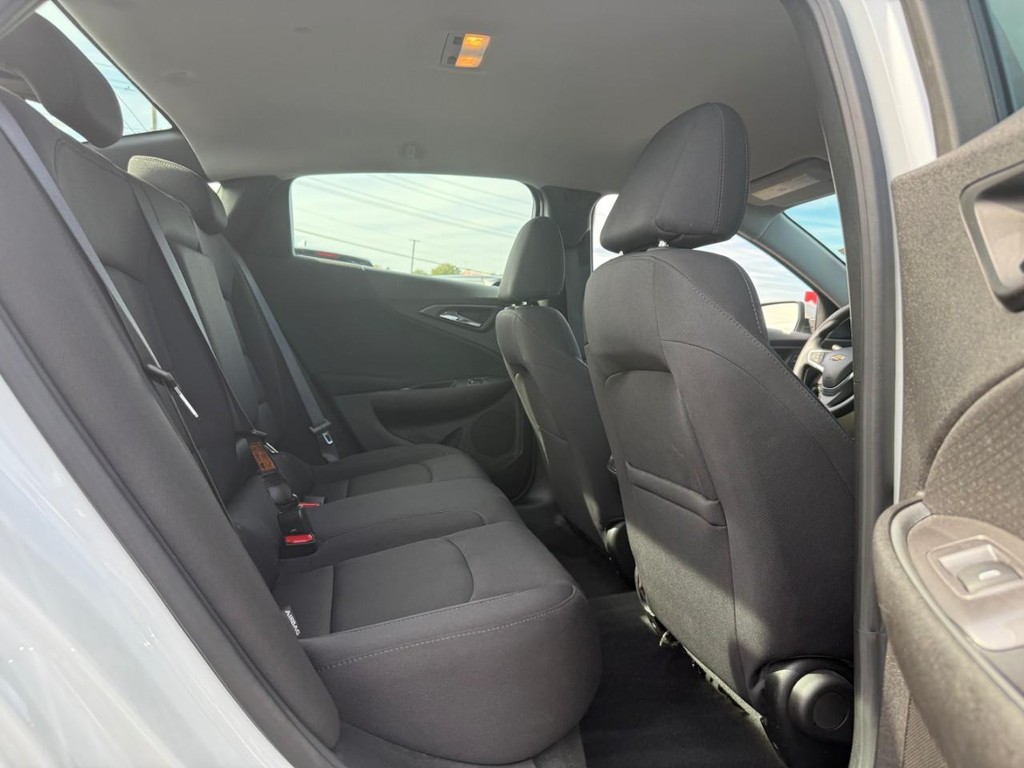 Chevrolet Malibu Vehicle Full-screen Gallery Image 11