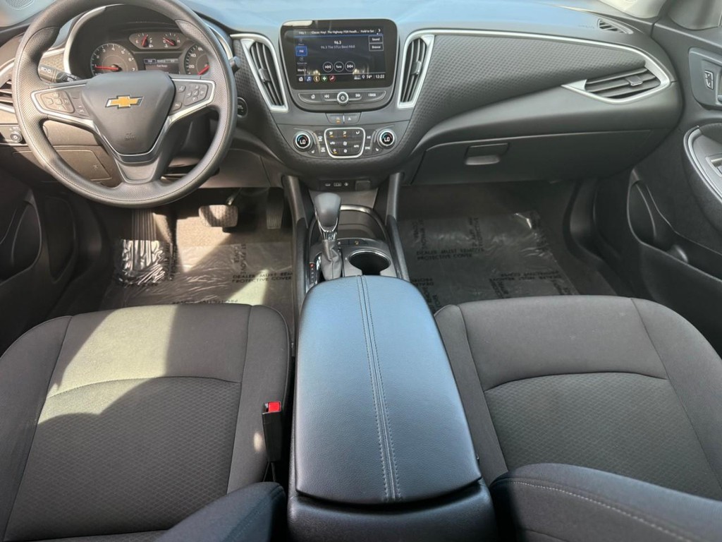 Chevrolet Malibu Vehicle Full-screen Gallery Image 12