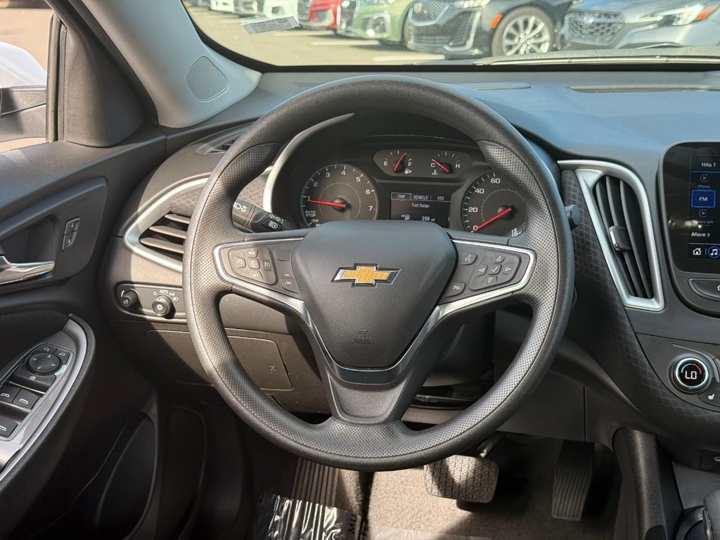 Chevrolet Malibu Vehicle Full-screen Gallery Image 13