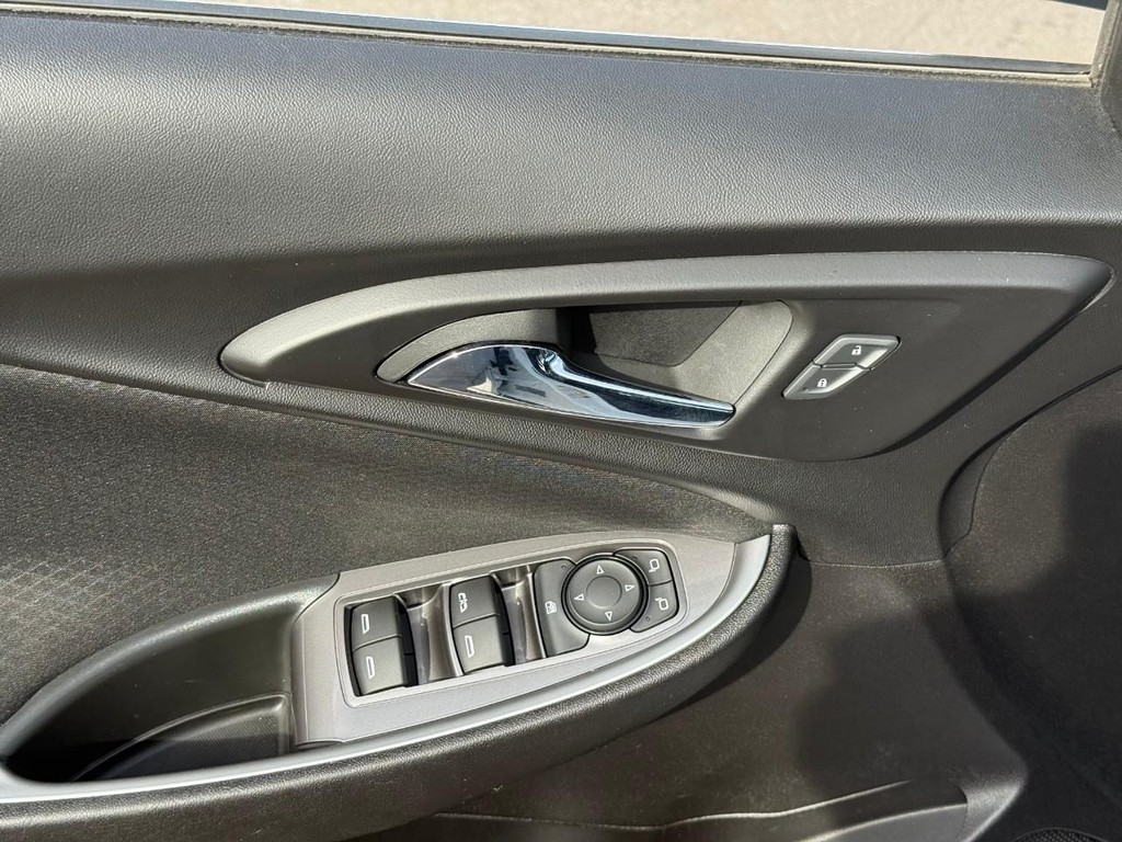 Chevrolet Malibu Vehicle Full-screen Gallery Image 16