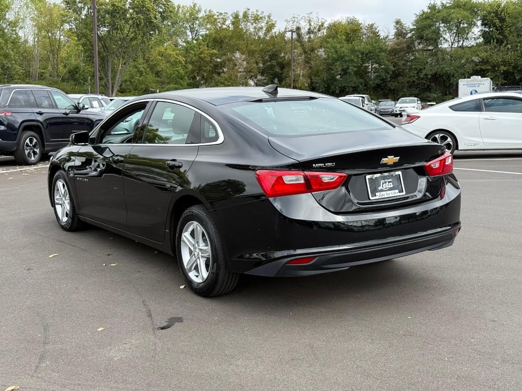 Chevrolet Malibu Vehicle Full-screen Gallery Image 03