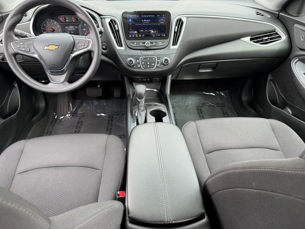 Chevrolet Malibu Vehicle Full-screen Gallery Image 10