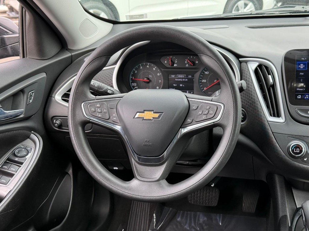 Chevrolet Malibu Vehicle Full-screen Gallery Image 11