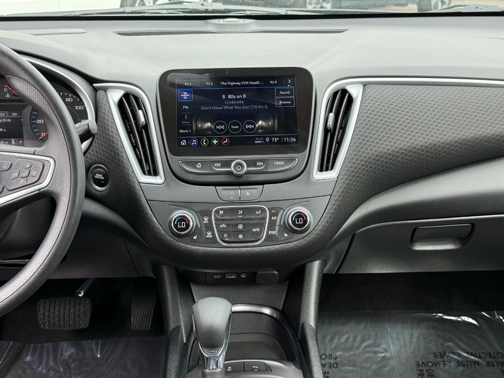 Chevrolet Malibu Vehicle Full-screen Gallery Image 12