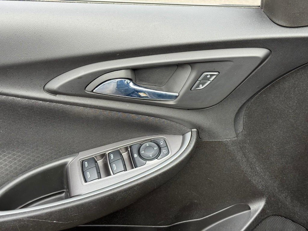 Chevrolet Malibu Vehicle Full-screen Gallery Image 14