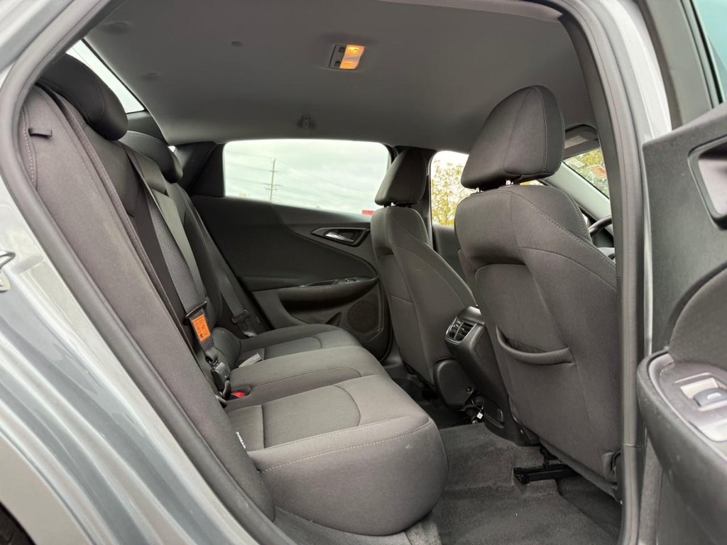 Chevrolet Malibu Vehicle Full-screen Gallery Image 11