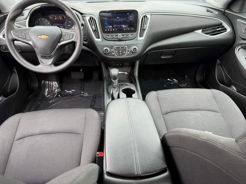 Chevrolet Malibu Vehicle Full-screen Gallery Image 12