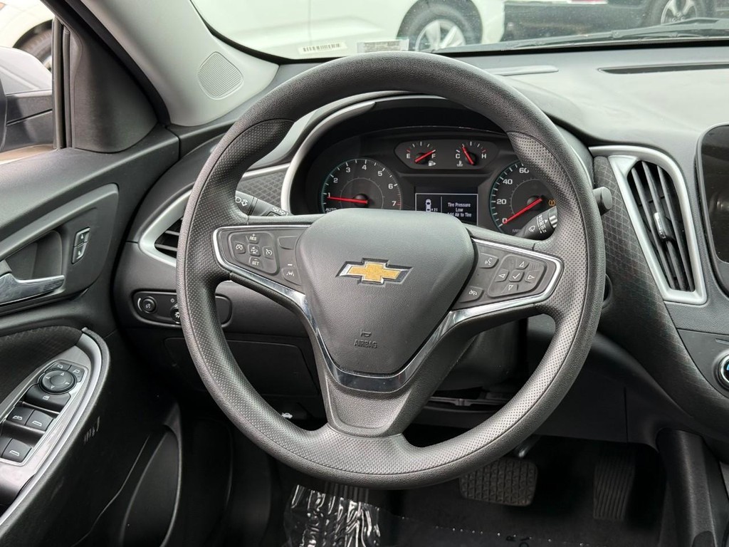 Chevrolet Malibu Vehicle Full-screen Gallery Image 13