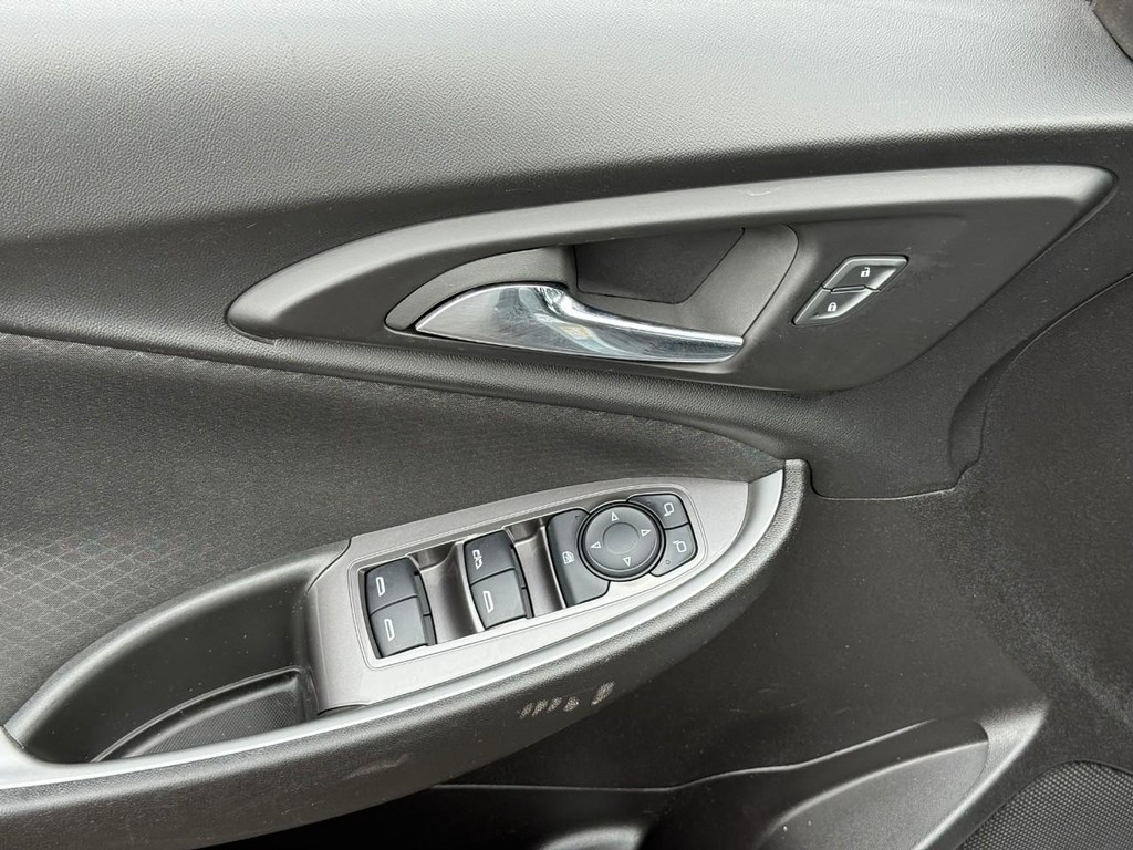 Chevrolet Malibu Vehicle Full-screen Gallery Image 16