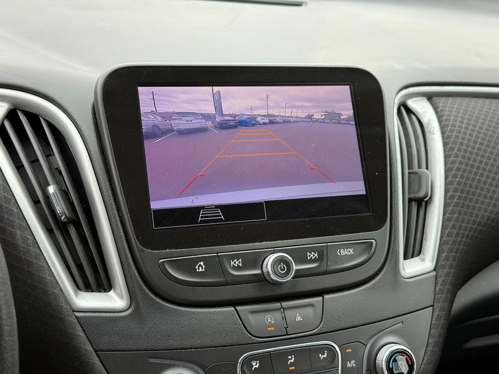 Chevrolet Malibu Vehicle Full-screen Gallery Image 24