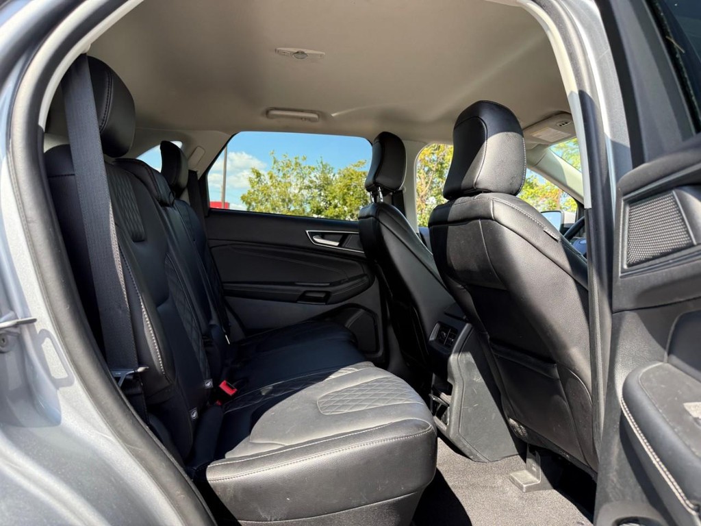 Ford Edge Vehicle Full-screen Gallery Image 10