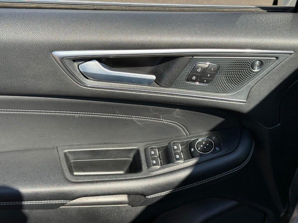 Ford Edge Vehicle Full-screen Gallery Image 15